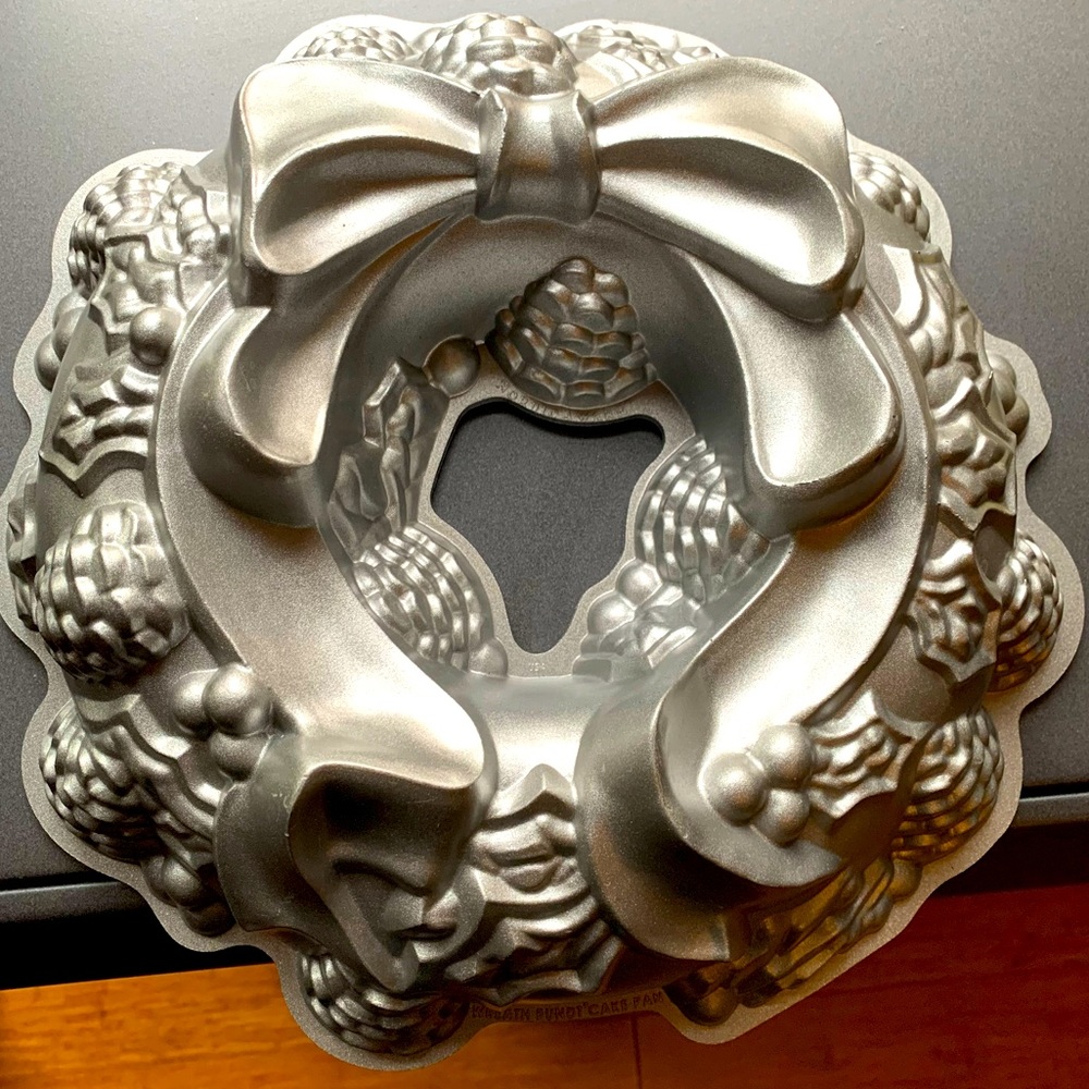 NORDIC WEAR CHRISTMAS WREATH BUNDT CAKE PAN